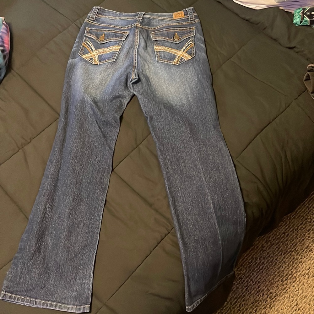 Woman’s lei jeans.